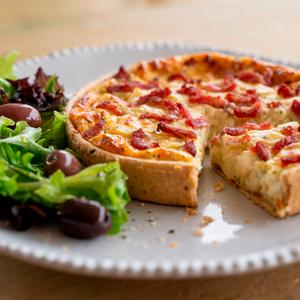 Higgidy Beechwood Smoked Bacon & Mature Cheddar Quiche 400g - gallery image 2