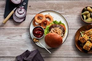 Sainsbury's 2 Beef Steak & Caramelised Onion Burgers, Taste the Difference 340g - gallery image 3