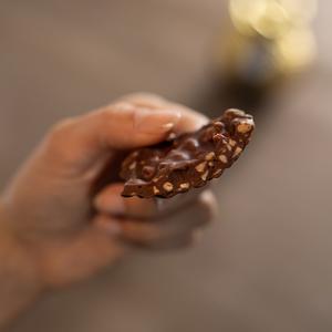 Ferrero Rocher Grand 125g Milk Chocolate with Hazelnut Pieces Box - gallery image 4