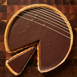 Sainsbury's Chocolate & Salted Caramel Tart, Taste the Difference 855g - gallery image 2