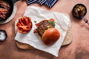 Sainsbury's 2 Beef Steak & Vintage Cheddar Burgers, Taste the Difference 340g - gallery image 3