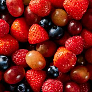Sainsbury's 900g Mixed Berries Fruit Salad Bowl - gallery image 2