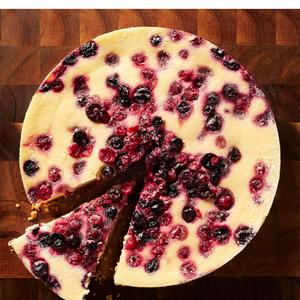 Sainsbury's 950g Party Size White Chocolate & Berry Cheesecake - gallery image 2