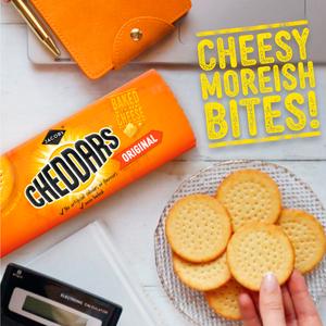 Jacob's Baked Cheddars Cheese Biscuits Twin Pack 2x150g - gallery image 2