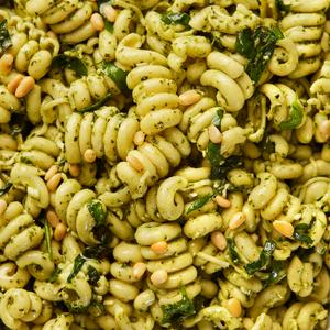 Sainsbury's Pesto & Parmesan Pasta Bowl, Taste the Difference 650g - gallery image 2