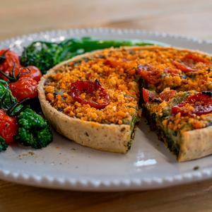 Higgidy Marinated Tomato, Broccoli & Spinach Vegan Quiche 380g - gallery image 2
