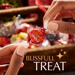 Lindt Lindor Assorted Chocolate Truffles Box 137g - gallery image 4