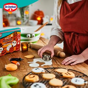 Dr. Oetker 484g The Spooks of Halloween Biscuit Decorating Kit - gallery image 4
