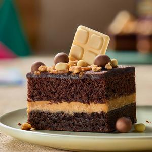 Sainsbury's Occasions Fully Loaded Chocolate Brownie Traybake, Taste the Difference 1.63kg - gallery image 2