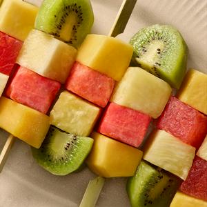 Sainsbury's Kiwi, Watermelon, Mango & Pineapple Fruit Salad Skewers 870g - gallery image 2