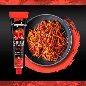 Napolina 130g Chilli & Garlic Tomato Puree - gallery image 4