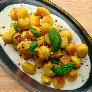 White Rabbit 350g Filled Mozzarella & Roasted Garlic Gnocchi Pasta - gallery image 4