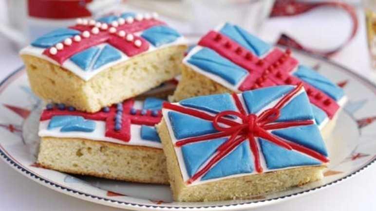 Union Jack Bunting Flag & Cupcake Toppers 8Pcs Queen Decorations Cake UK  P2A0 | eBay