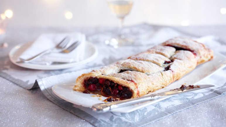 https://assets.sainsburys-groceries.co.uk/gol/mince-pie-puff-pastry-strudel/original.jpg