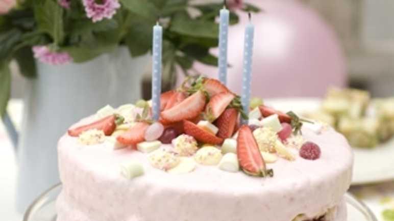 Eggless Strawberry Cake Recipe | Strawberry Cake with Chocolate Frosting  Recipe - Subbus Kitchen