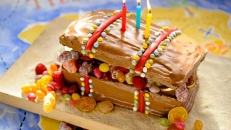 Treasure Chest Cake | Treasure chest cake, Pirate cake, Pirate birthday cake