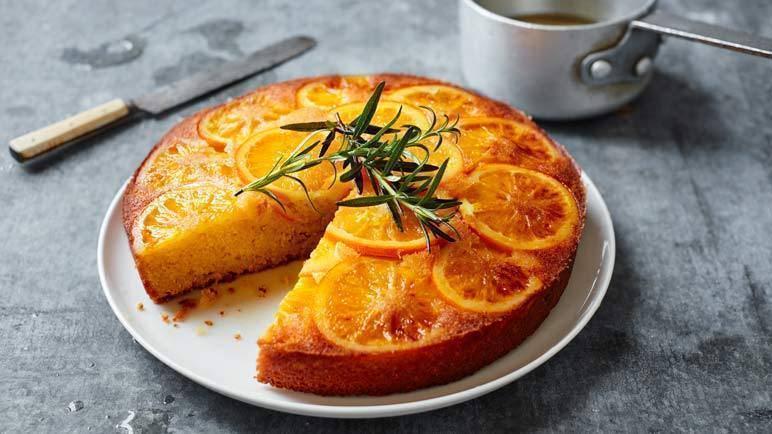 A moreish orange cake topped with orange blossom syrup from @nikibakes